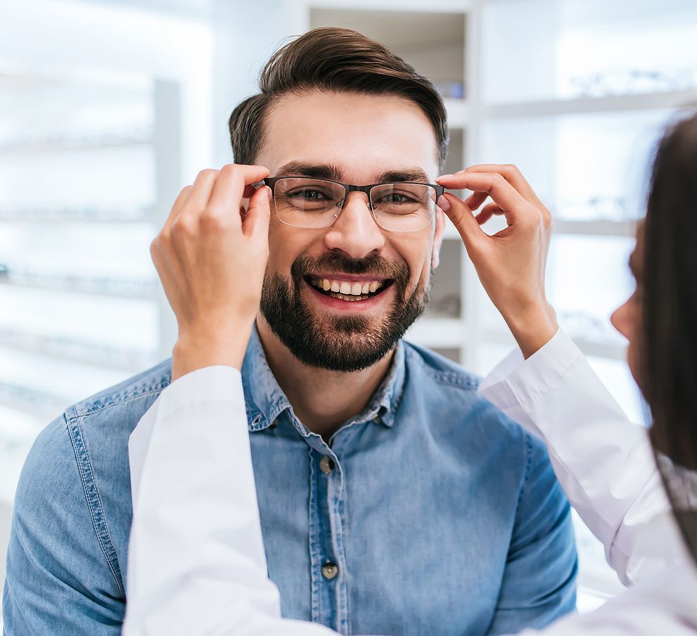 Ein Mann probiert eine Brille an