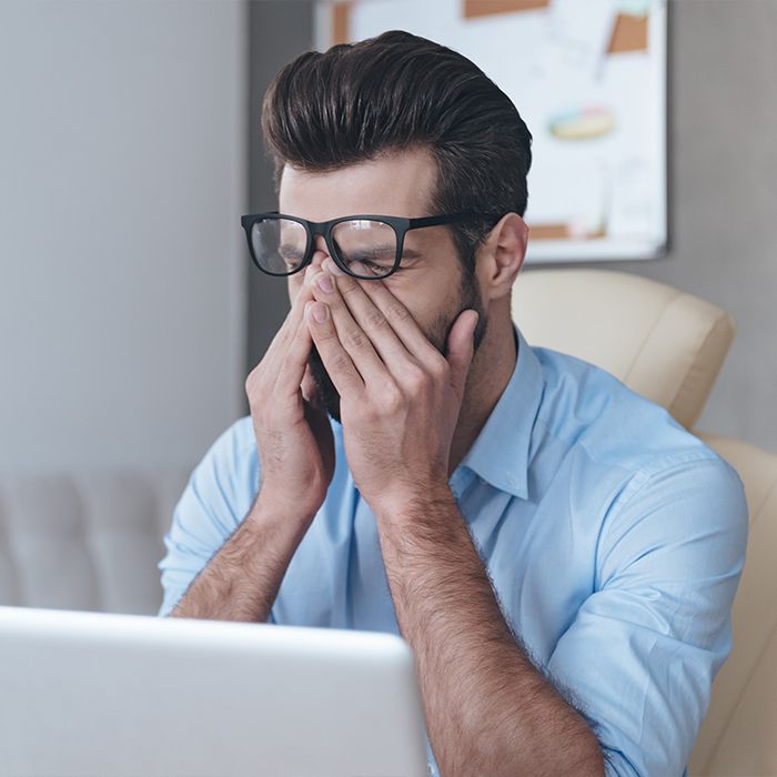 Ein Mann reibt sich die Augen