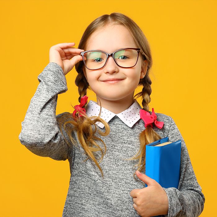 Ein Kind das eine Brille trägt
